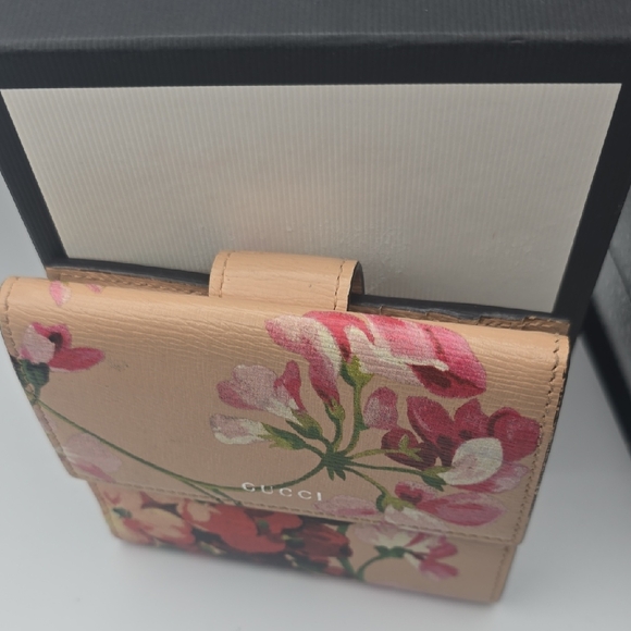Gucci Elegant Bloom Pink Floral Women's Bi-fold Wallet (EUC)(BOX)(COA)✨️💖✨️ - Picture 6 of 16
